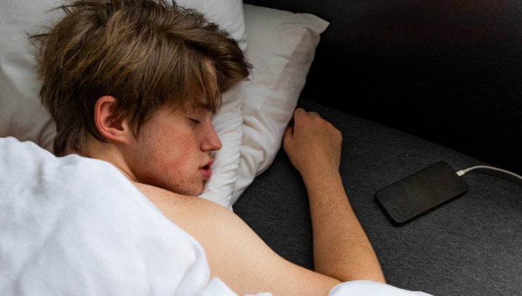 dormire con il telefono sotto al cuscino è pericoloso
