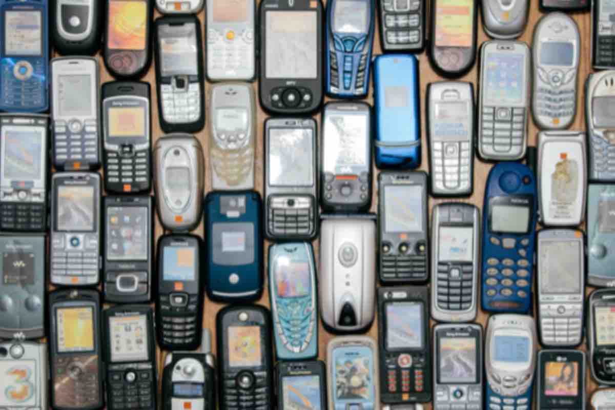 Cosa sono i dumb phones? La moda spopola tra i giovanissimi di tutto il mondo