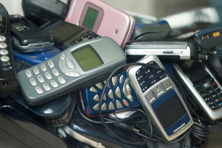 I giovani tornano indietro, ora vogliono i vecchi telefoni per disintossicarsi dallo smartphone